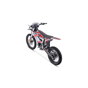 Aufnahme aus starkem Rückwinkel einer weiß-roten Trinity Panthera II: E-Enduro 125 km/h mit 4-Gang-Elektro-Enduro-Motorrad.