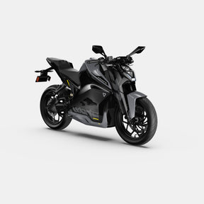 Das Ultraviolette F77 Mach 2 Recon - Performance Elektromotorrad von Ultraviolette steht auf einem weißen Hintergrund, der die glatte schwarze Oberfläche, das kantige Design, die aerodynamische Karosserie und die sichtbaren mechanischen Details hervorhebt.