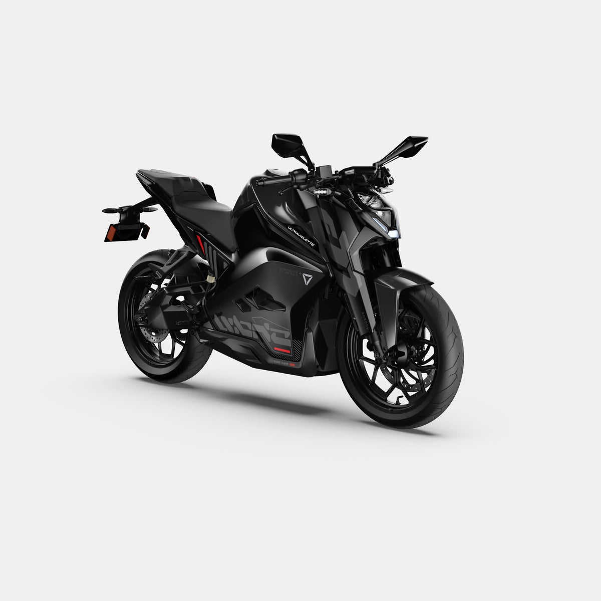 Die Ultraviolette F77 Mach 2 Recon - Performance Elektromotorrad zeichnet sich durch ein elegantes schwarzes Design mit kantiger Karosserie, sportlichem Styling und einem minimalistischen Hintergrund aus, der die scharfen Linien und die aerodynamische Form hervorhebt.