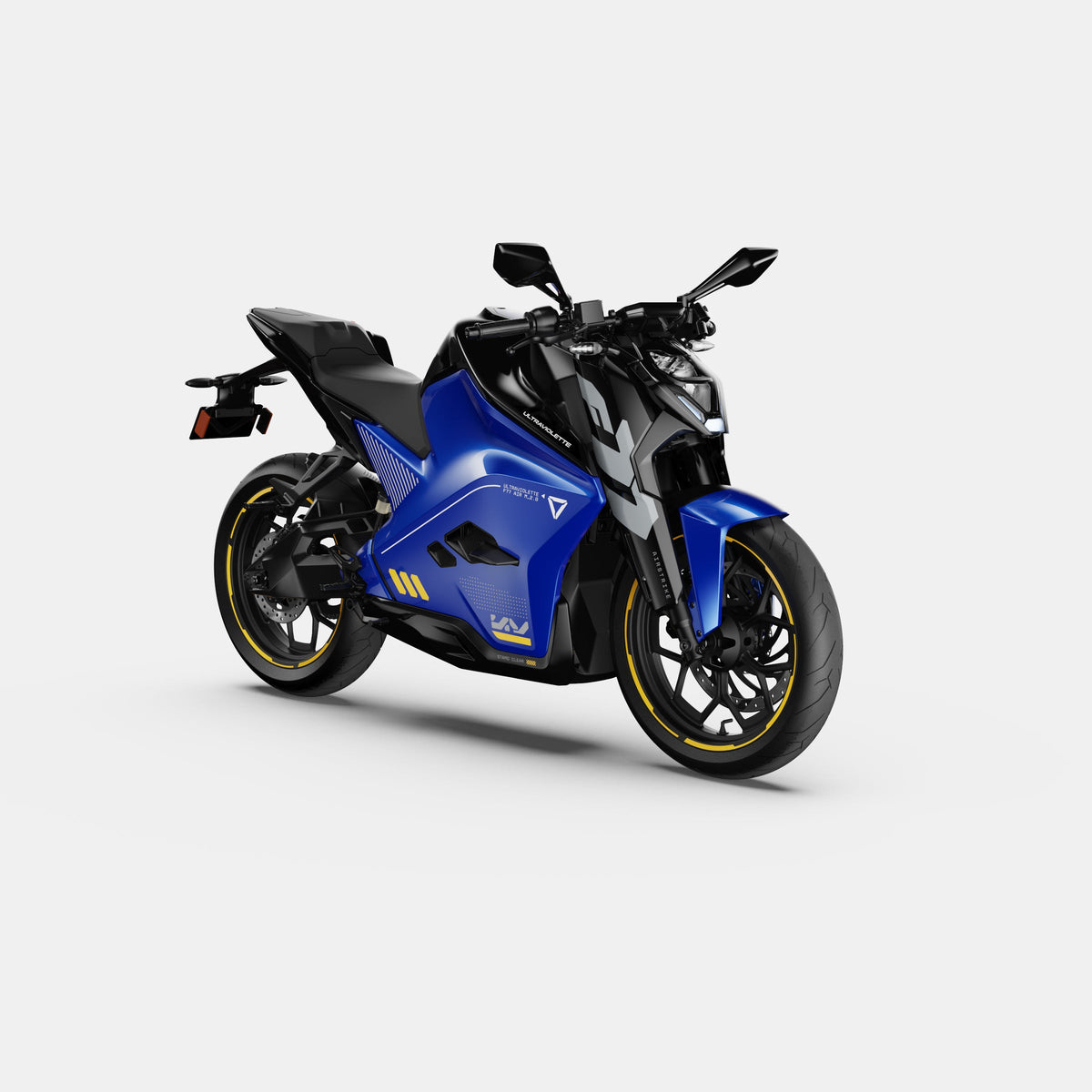 Ein blaues und schwarzes Ultraviolette F77 Mach 2 Recon - Performance Elektromotorrad mit gelben Akzenten, dargestellt von der Vorderseite vor einem weißen Hintergrund. Das schnittige Motorrad hat eine kantige Karosserie und dünne Reifen.