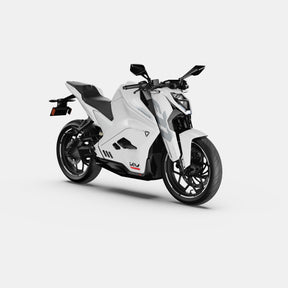 Die Ultraviolette F77 Mach 2 Recon - ein modernes weißes Elektromotorrad von Ultraviolette mit scharfen Kanten und schwarzen Akzenten - wird von vorne links betrachtet auf einem schlichten weißen Hintergrund dargestellt.