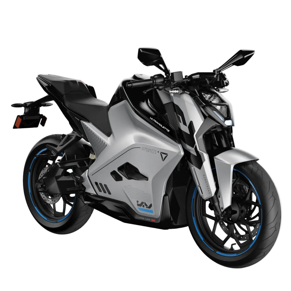 Die Ultraviolette F77 Mach 2 Recon - ein silbernes Hochleistungs-Elektromotorrad von Ultraviolette mit aggressivem Styling, blauen Felgenakzenten und einer kantigen Karosserie - wird auf einem schlichten weißen Hintergrund in einer Dreiviertelansicht der Front gezeigt.