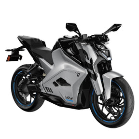 Die Ultraviolette F77 Mach 2 Recon - ein silbernes Hochleistungs-Elektromotorrad von Ultraviolette mit aggressivem Styling, blauen Felgenakzenten und einer kantigen Karosserie - wird auf einem schlichten weißen Hintergrund in einer Dreiviertelansicht der Front gezeigt.