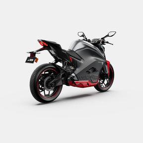 Das Ultraviolette F77 Mach 2 Recon - Performance Elektromotorrad von Ultraviolette ist in mattem Schwarz und Rot von hinten links zu sehen, mit scharfen Winkeln, roten Akzenten und einer stromlinienförmigen Karosserie vor einem schlichten weißen Hintergrund.