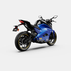 Die Ultraviolette F77 Mach 2 Recon - Performance Elektromotorrad wird in blauer Farbe aus einer Dreiviertelperspektive auf weißem Hintergrund dargestellt, wobei gelbe Radakzente, eine scharfe Karosserie und ein modernes Design hervorgehoben werden.