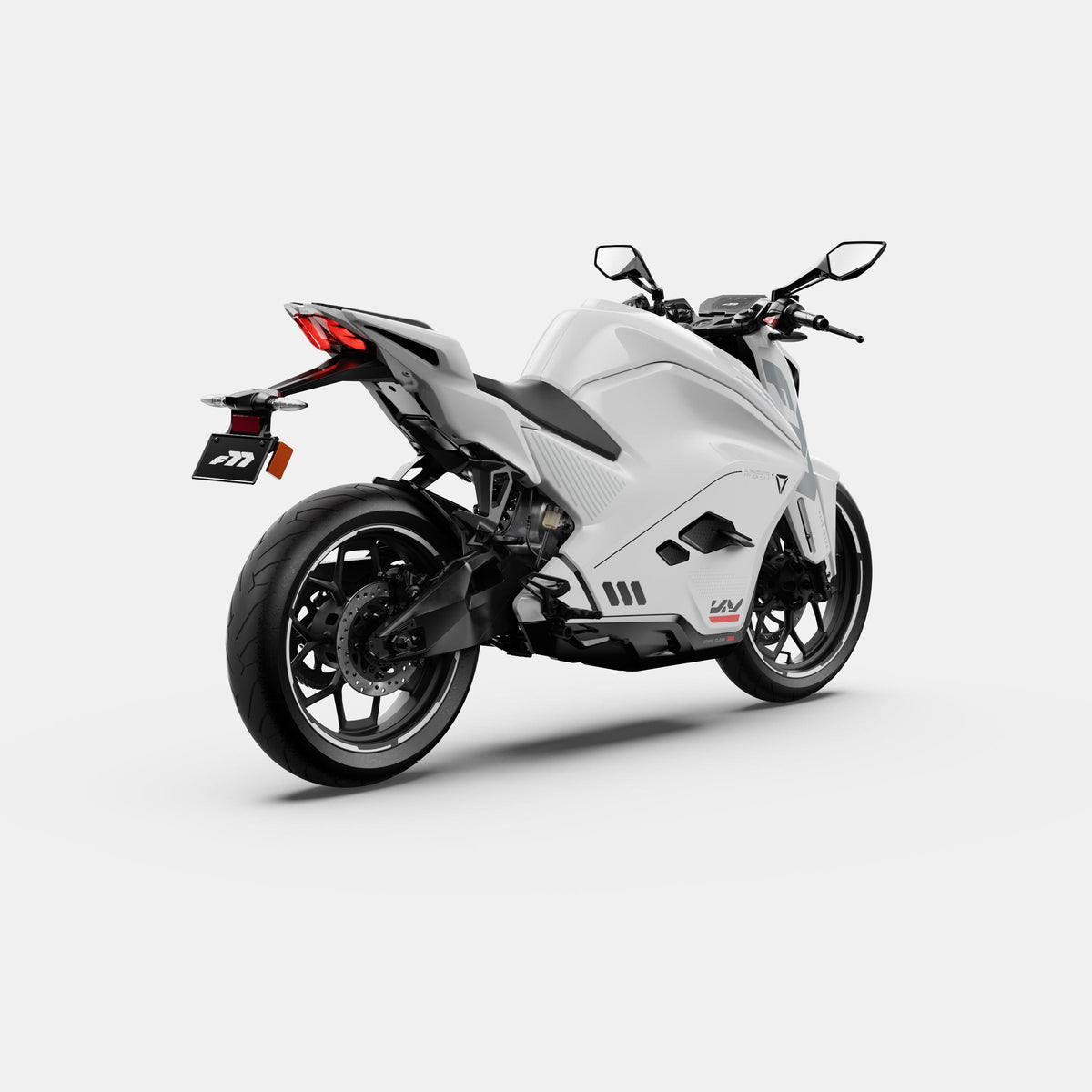 Das Ultraviolette F77 Mach 2 Recon, ein Hochleistungs-Elektromotorrad von Ultraviolette, wird in schlichtem Weiß von hinten auf einem einfarbigen weißen Hintergrund gezeigt, was sein modernes Design, seine scharfen Linien und sein sportliches Styling unterstreicht.