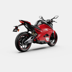 Das Ultraviolette F77 Mach 2 Recon - Performance Elektromotorrad von Ultraviolette ist von hinten links abgebildet, wobei das sportliche rot-schwarze Design, der einzelne Stoßdämpfer hinten, die kantige Karosserie und das LXR 77-Kennzeichen hervorgehoben werden.