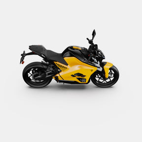 Das Ultraviolette F77 Mach 2 Recon - Performance Elektromotorrad von Ultraviolette ist in Gelb und Schwarz im Seitenprofil auf einem schlichten weißen Hintergrund abgebildet und hebt seinen kompakten Rahmen, sein modernes Styling und sein schlankes aerodynamisches Design hervor.