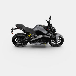 Die Ultraviolette F77 Mach 2 Recon - Performance Elektromotorrad zeichnet sich durch ein elegantes schwarz-graues Design aus, das fortschrittliche elektrische Leistung mit modernem Stil verbindet.