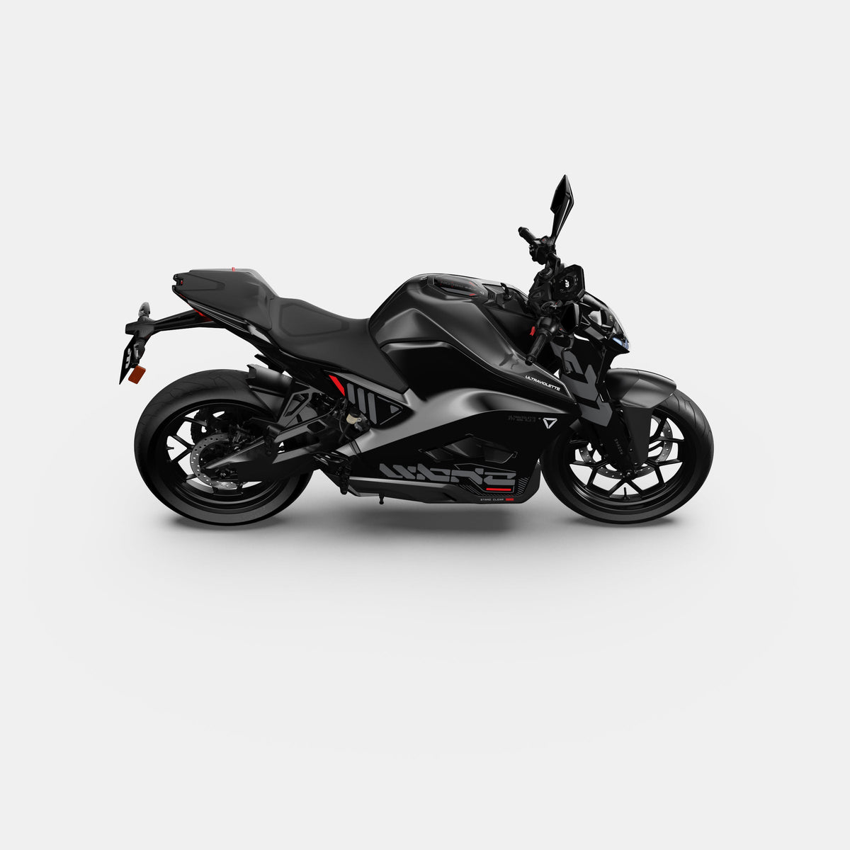 Das Ultraviolette F77 Mach 2 Recon - Performance Elektromotorrad von Ultraviolette zeigt sich von der Seite in mattem Schwarz auf weißem Grund und präsentiert sein modernes, kantiges Design, die großen Räder und den minimalistischen Rahmen.
