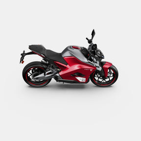 Das Ultraviolette F77 Mach 2 Recon - Performance Elektromotorrad von Ultraviolette ist ein modernes rot-schwarzes Sportmotorrad mit schlanken Linien, einem Einzelsitz, Seitenspiegeln und Scheibenbremsen, dargestellt auf einem schlichten weißen Hintergrund.