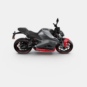 Ein Ultraviolette F77 Mach 2 Recon - Performance Elektromotorrad von Ultraviolette in Schwarz und Rot wird im Profil auf weißem Hintergrund gezeigt. Es zeichnet sich durch scharfe Winkel, einen Einzelsitz, sportliche Felgen und moderne Verkleidungsdetails aus.