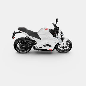 Das Ultraviolette F77 Mach 2 Recon - Performance Elektromotorrad von Ultraviolette ist im Profil abgebildet. Es zeichnet sich durch eine schlanke weiße Karosserie, modernes Design, schwarze Details und sportliches Styling vor einem schlichten weißen Hintergrund aus.