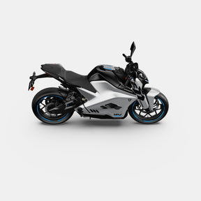 Das Ultraviolette F77 Mach 2 Recon - Performance Elektromotorrad von Ultraviolette ist im Profil abgebildet. Es ist in den Farben Weiß und Schwarz mit blauen Felgenakzenten gehalten und steht vor einem schlichten weißen Hintergrund.