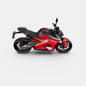 Das Ultraviolette F77 Mach 2 Recon - Performance Elektromotorrad von Ultraviolette ist in den Farben Rot und Schwarz gehalten und wird im Profil auf einem weißen Hintergrund mit einem schlanken, aerodynamischen Design, modernem Styling und schwarzen Rädern mit roten Akzenten dargestellt.