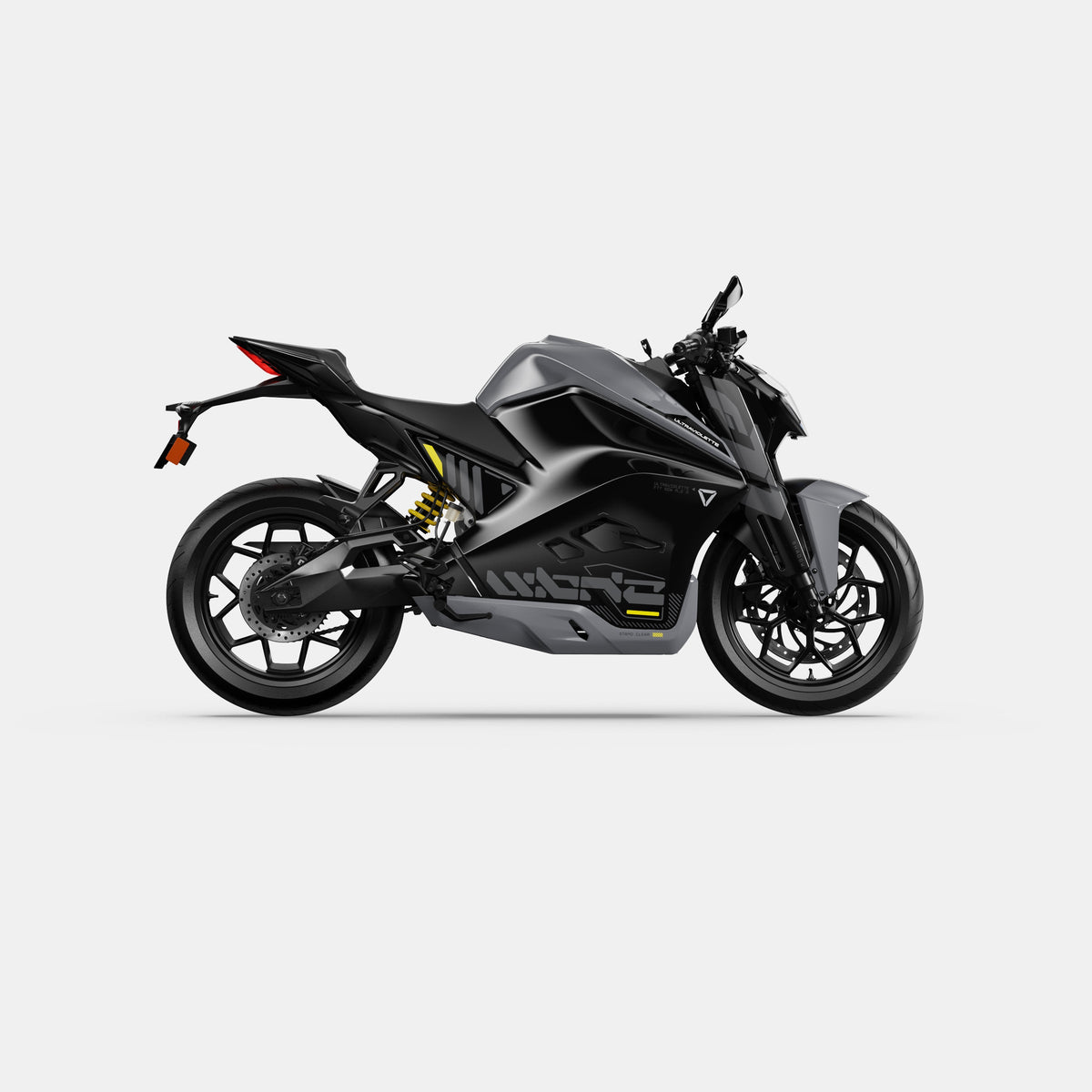 Das Ultraviolette F77 Mach 2 Recon - Performance Elektromotorrad von Ultraviolette zeigt sich im Profil mit einem eleganten schwarzen, kantigen Design, minimalen gelben Aufhängungsakzenten und scharfen, sportlichen Linien vor einem schlichten weißen Hintergrund.