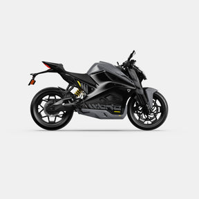 Das Ultraviolette F77 Mach 2 Recon - Performance Elektromotorrad von Ultraviolette zeigt sich im Profil mit einem eleganten schwarzen, kantigen Design, minimalen gelben Aufhängungsakzenten und scharfen, sportlichen Linien vor einem schlichten weißen Hintergrund.