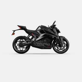 Das Ultraviolette F77 Mach 2 Recon - Performance Elektromotorrad von Ultraviolette ist im mattschwarzen Profil auf weißem Hintergrund abgebildet und hebt sein kantiges Design, die Einarmschwinge und die moderne LED-Beleuchtung hervor.