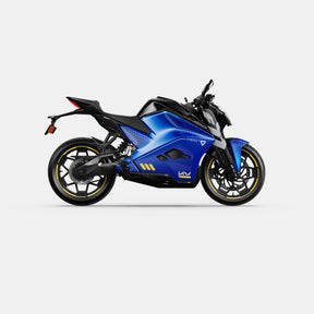 Ein stilvolles blaues Ultraviolette F77 Mach 2 Recon - Performance Elektromotorrad von Ultraviolette, mit schwarzen und gelben Akzenten, dargestellt im Profil auf weißem Hintergrund. Verfügt über ein kantiges, modernes Design mit sportlichen Details.