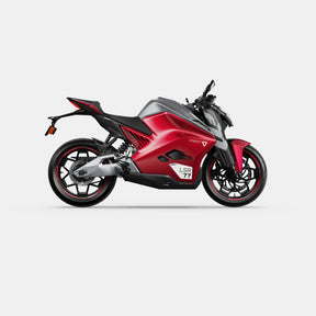 Das Ultraviolette F77 Mach 2 Recon ist ein schlankes, rot-schwarzes Hochleistungs-Elektromotorrad mit kantigem Design, modernem Styling, freiliegendem Rahmen und Ultraviolette-Branding, das im Profil vor einem schlichten weißen Hintergrund gezeigt wird.