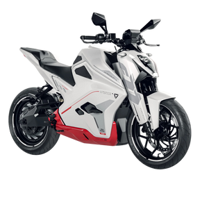 Das Ultraviolette F77 Superstreet Recon – ein sportliches Elektromotorrad von Ultraviolette mit schwarzen und roten Akzenten sowie einem markanten, sportlichen Design – ist in der Front-Seiten-Ansicht vor einem neutralen Hintergrund abgebildet.