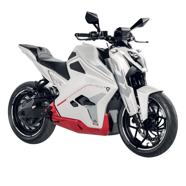 Das Ultraviolette F77 Superstreet Recon – ein sportliches Elektromotorrad von Ultraviolette mit schwarzen und roten Akzenten sowie einem markanten, sportlichen Design – ist in der Front-Seiten-Ansicht vor einem neutralen Hintergrund abgebildet.