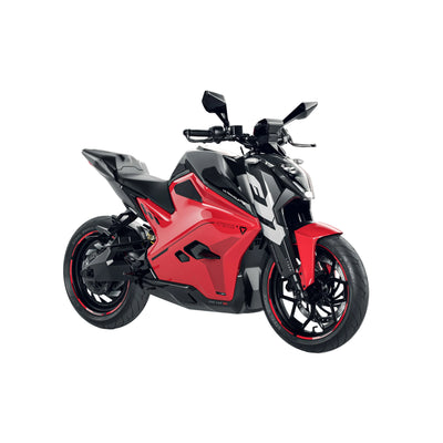 Ein schnittiges rot-schwarzes Ultraviolette F77 Superstreet Recon Elektro-Sportmotorrad von Ultraviolette mit scharfem, kantigem Design, großen Reifen und Seitenspiegeln wird vor einem schlichten hellen Hintergrund präsentiert.