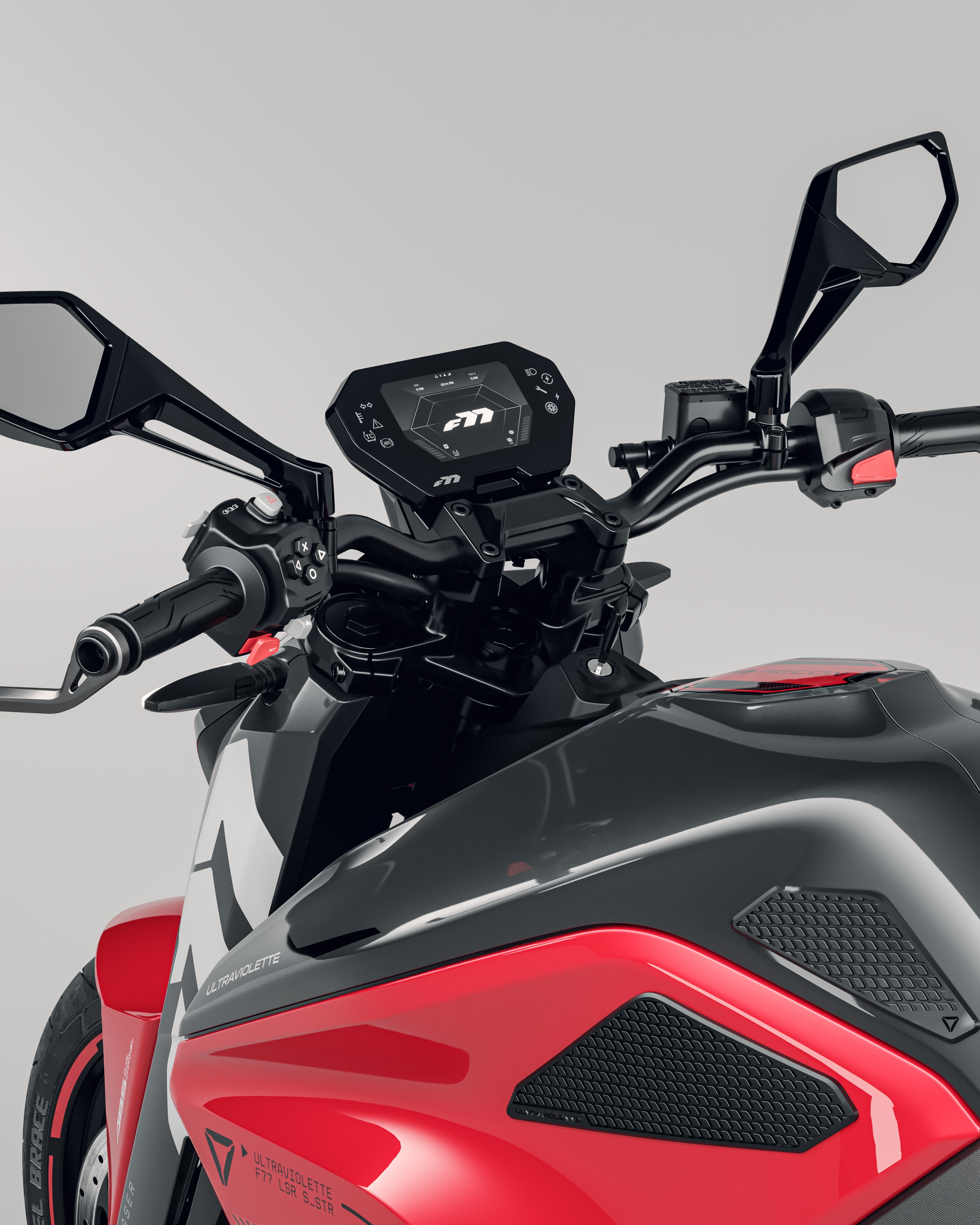 Eine Nahaufnahme des Lenkers, der Spiegel und der Digitalanzeige des Ultraviolette F77 Superstreet Recon hebt das schwarz-rote, kantige Design von Ultraviolette vor einem hellgrauen Hintergrund hervor.