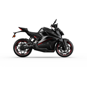 Die Ultraviolette F77 Superstreet Recon, ein schnittiges, schwarzes, sportliches Elektromotorrad von Ultraviolette mit roten Akzenten, wird seitlich vor einem weißen Hintergrund gezeigt, um ihr modernes, aerodynamisches Design und ihre aggressive Haltung zu unterstreichen.