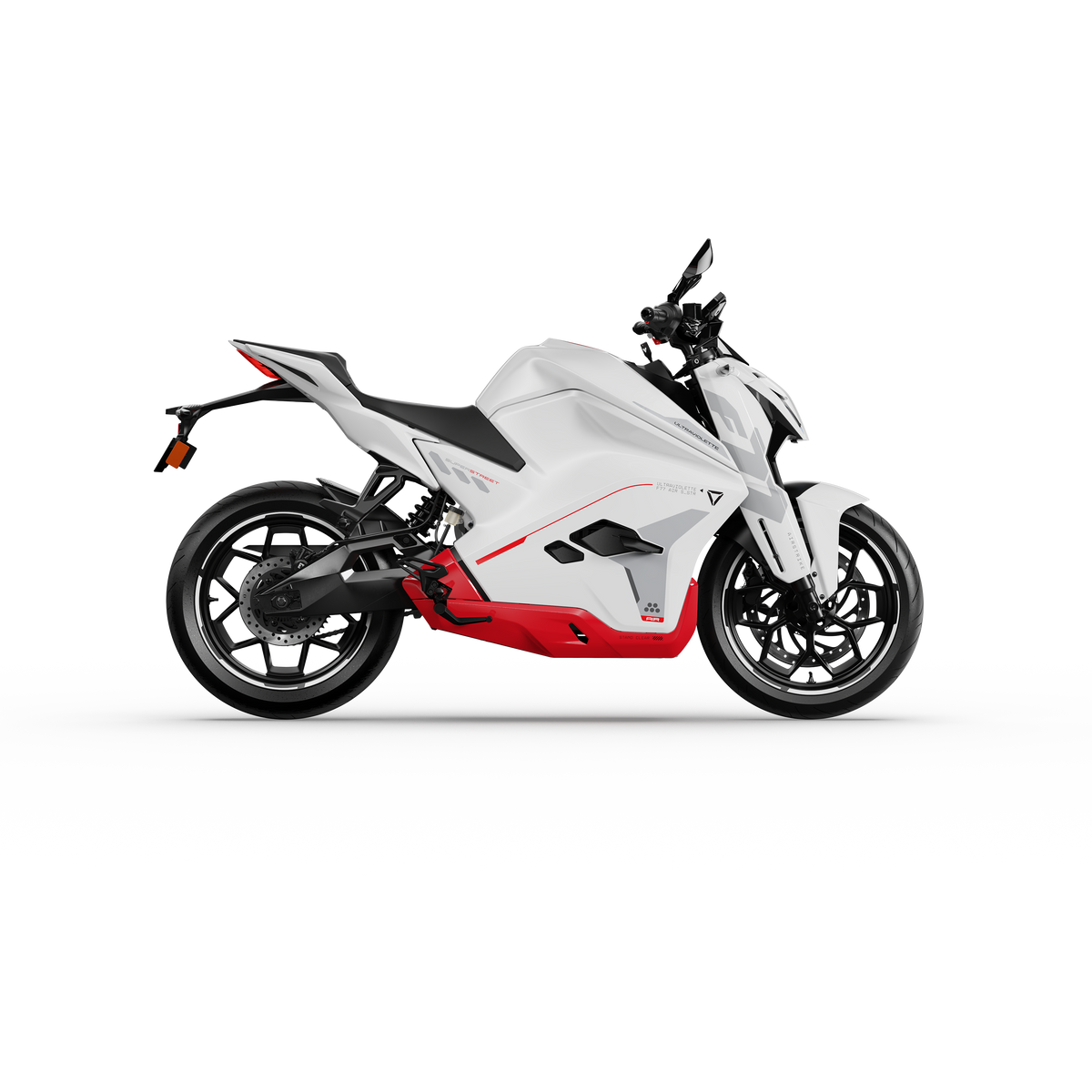 Das Ultraviolette F77 Superstreet Recon - Sportliches Elektromotorrad von Ultraviolette ist im Profil zu sehen, mit einer schnittigen weißen Karosserie mit roten Akzenten und schwarzen Rädern vor einem schlichten weißen Hintergrund.