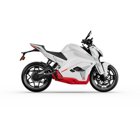 Das Ultraviolette F77 Superstreet Recon - Sportliches Elektromotorrad von Ultraviolette ist im Profil zu sehen, mit einer schnittigen weißen Karosserie mit roten Akzenten und schwarzen Rädern vor einem schlichten weißen Hintergrund.