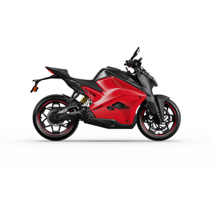 Das Ultraviolette F77 Superstreet Recon - Sportliches Elektromotorrad von Ultraviolette zeigt sich von der Seite in Rot und Schwarz vor weißem Hintergrund und besticht durch scharfe Kanten, sportliche Details und eine Einzelradaufhängung hinten.