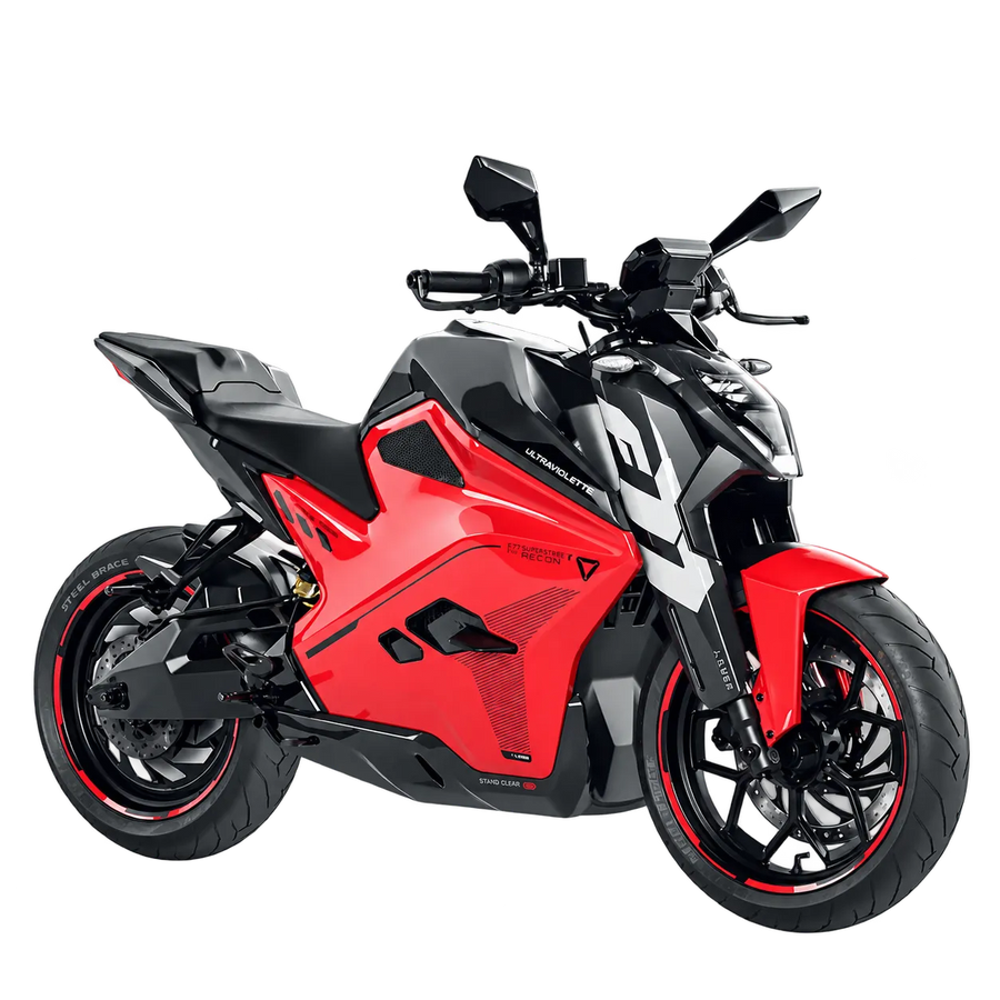 Ein rot-schwarzes elektrisches Sportmotorrad vom Typ Ultraviolette F77 Superstreet Recon, aus einer Dreiviertelperspektive betrachtet.