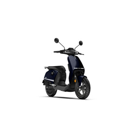 Der VMOTO CU 72V E-Roller (45 km/h) in modernem Dunkelblau mit schwarzen Akzenten ist schräg rechts auf weißem Hintergrund abgebildet. Ideal für den Stadtverkehr, verfügt er über einen Scheinwerfer, Spiegel, schlankes Design und einen herausnehmbaren Akku.