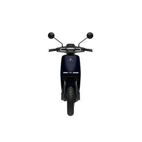 Frontansicht eines VMOTO CU 72V E-Rollers (45 km/h) in dunkelblau mit Spiegeln, Lenker, Scheinwerfer und abnehmbarem Akku - ideal für den Stadtverkehr - auf weißem Hintergrund.