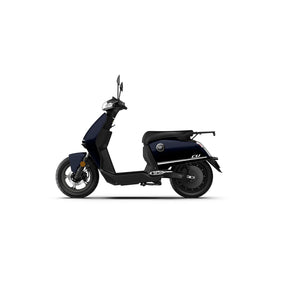 Der VMOTO CU 72V E-Roller in Dunkelblau mit schwarzen Akzenten und herausnehmbarem Akku, seitlich vor weißem Hintergrund abgebildet, zeichnet sich durch ein minimalistisches, kompaktes Design aus - ideal für den Stadtverkehr. Höchstgeschwindigkeit: 45 km/h.