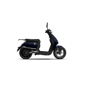 Der VMOTO CU 72V E-Roller (45 km/h) von VMOTO, abgebildet im Seitenprofil auf Weiß, verfügt über ein modernes dunkelblaues Design mit schwarzen und silbernen Details, herausnehmbarer Akku, Gepäckträger und Scheibenbremsen - ideal für den Stadtverkehr.