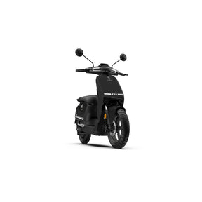 Der schwarze VMOTO CU 72V E-Roller (45 km/h) für den Stadtverkehr ist schräg auf weißem Hintergrund abgebildet und verfügt über runde Spiegel, Front- und Heckleuchten, eine herausnehmbare Lithium-Batterie und ein modernes, minimalistisches Design.