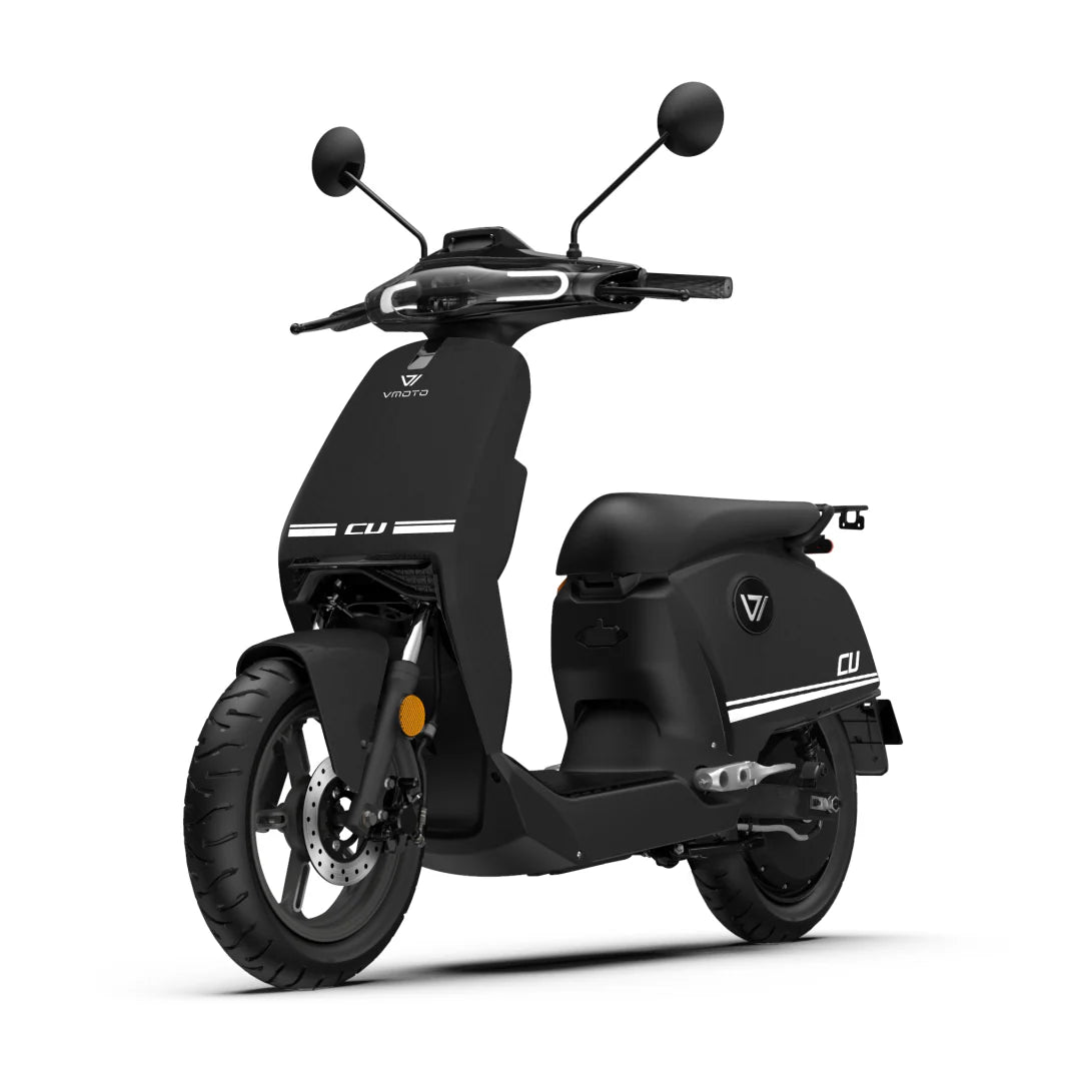 Der VMOTO CU 72V E-Roller (45 km/h) mit schlichtem schwarzem Design, aufrechten Spiegeln und weißen Akzenten wird auf weißem Hintergrund gezeigt. Ideal für den Stadtverkehr, verfügt er über einen herausnehmbaren Lithium-Akku und ein markantes VMOTO-Branding.