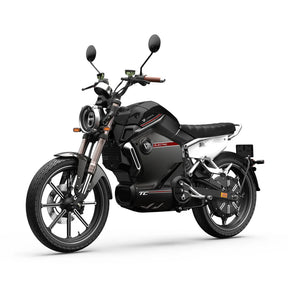 Der VMOTO TC 72V Elektroroller im Café-Racer-Design von VMOTO in modernem Schwarz-Weiß mit runden Scheinwerfern, Spiegeln, Leichtmetallrädern und herausnehmbarem Akku - seitlich von vorne vor weißem Hintergrund abgebildet.