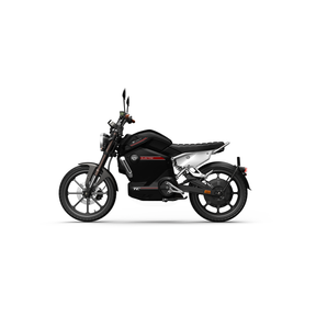 Ein schwarz-silberner VMOTO TC 72V Elektroroller im Café-Racer-Design wird im Profil auf weißem Hintergrund gezeigt. Er verfügt über Scheibenbremsen, einen runden Scheinwerfer und einen herausnehmbaren Akku zum einfachen Aufladen.