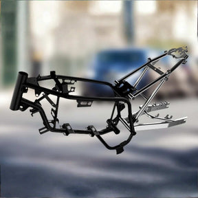 Eine Nahaufnahme des VMOTO TSX 72V Elektroroller-Rahmens hebt die schwarz-silbernen Metallkomponenten und das schnittige Motorrad-Design vor einem unscharfen Outdoor-Hintergrund hervor.