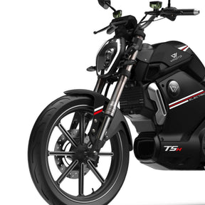 Eine Nahaufnahme zeigt den VMOTO TSX 72V Elektroroller im Motorrad-Design mit schwarzer Karosserie, großem Vorderrad, schlanken Linien und rot-weißen Akzenten. Dieser leistungsstarke 45 km/h schnelle Elektroroller trägt das VMOTO-Branding und die TSX 72V-Modellangaben.