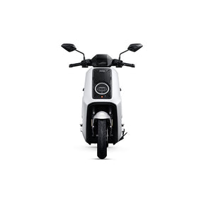 Vorderansicht des NIU NQiX 150 (Modell 2026) Elektroroller mit schwarzem Lenker, Spiegeln, rundem LED-Scheinwerfer, Digitalanzeige, ABS, Navigation und Heckradar – ideal für zeitgemäße Stadtmobilität.
