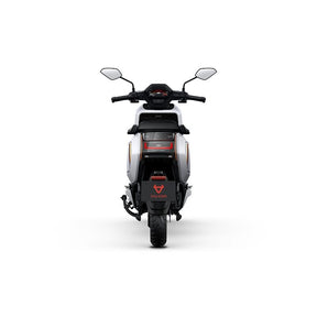 Vorderansicht des NIU NQiX 150 (Modell 2026) Elektroroller in Weiß mit schwarzen und orangefarbenen Akzenten, mit Lenker, Spiegeln und dem niu.com-Logo. Ideal für die Stadtmobilität – ausgestattet mit ABS, Navigation und Heckradar.