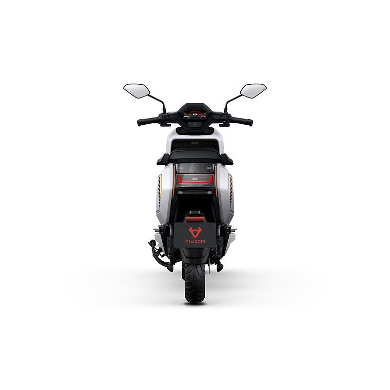 Der NIU NQiX 150 (Modell 26) Elektroroller E-Scooter, hier in der Heckansicht mit Rücklicht, Seitenspiegeln, Hinterrad und niu.com-Kennzeichenlogo, präsentiert sich im stylischen weißen Design mit schwarzen und roten Akzenten - ideal für Stadtmobilität.