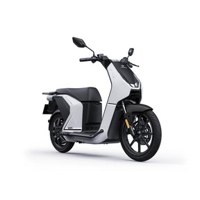 Weißer VMoto CITI Elektroroller, vordere Dreiviertelansicht von rechts – 74V/2×30Ah, 45 km/h (L1e). SONS OF ELECTRICITY, Dortmund, Deutschland.