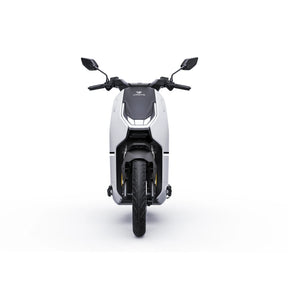 Weißer VMoto CITI Elektroroller, Frontansicht mit LED-Tagfahrlicht – 74V/2×30Ah, 45 km/h (L1e). SONS OF ELECTRICITY, Dortmund, Deutschland.