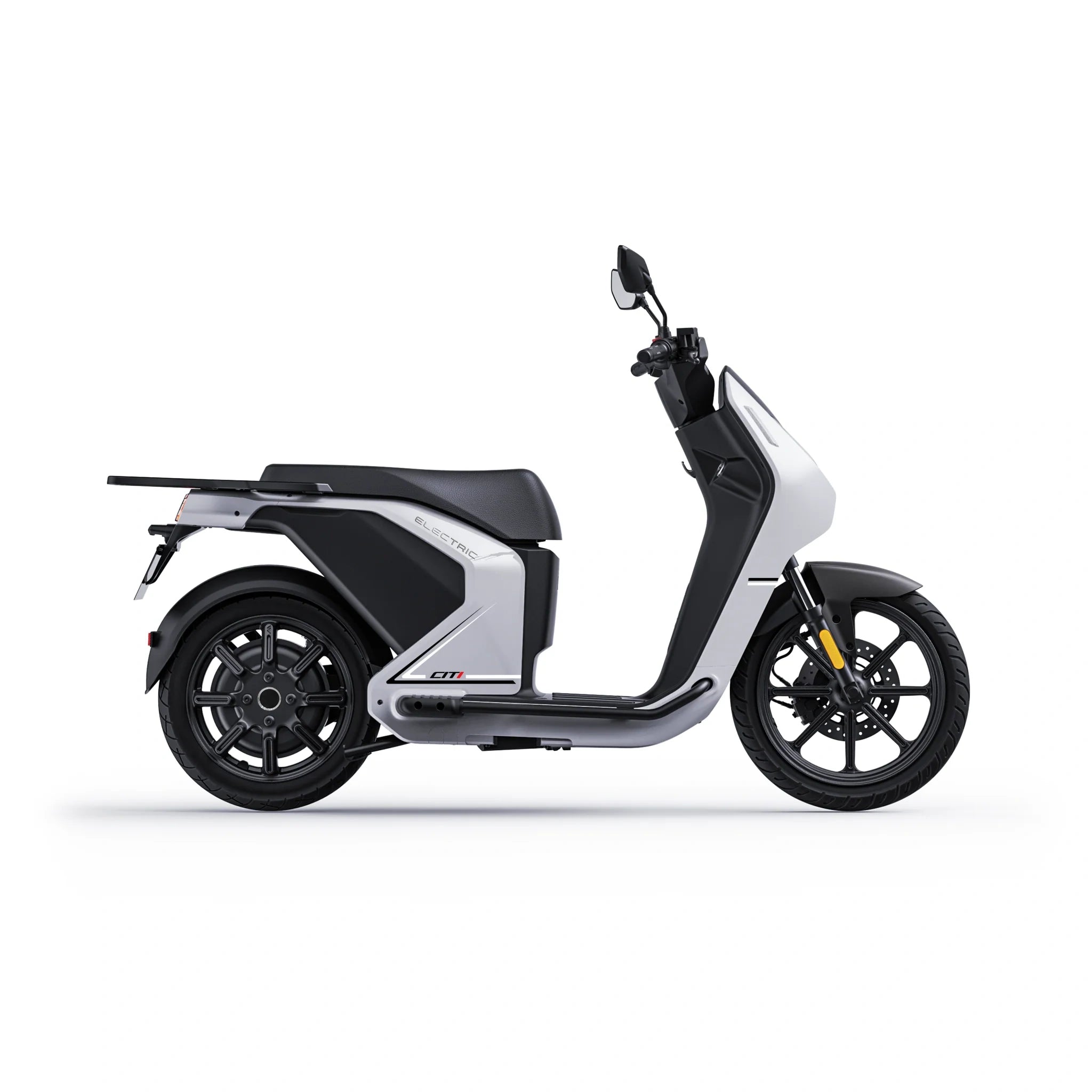 Weißer VMoto CITI Elektroroller, Seitenansicht von rechts – 74V/2×30Ah, 45 km/h (L1e). SONS OF ELECTRICITY in Dortmund, Deutschland.
