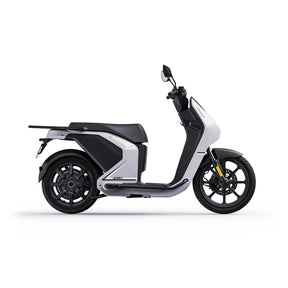 Weißer VMoto CITI Elektroroller, Seitenansicht von rechts – 74V/2×30Ah, 45 km/h (L1e). SONS OF ELECTRICITY in Dortmund, Deutschland.